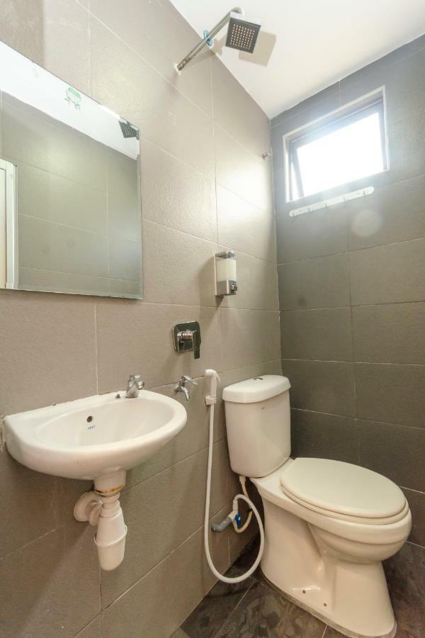 Oyo 1010 Skudai Hotel Экстерьер фото
